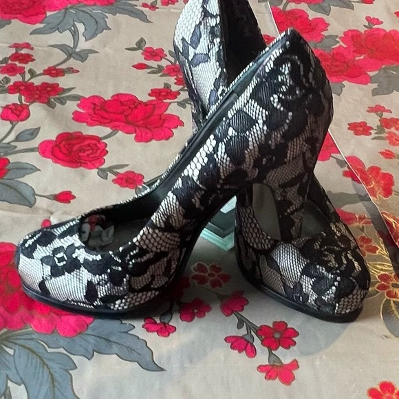 Nine West black lace heels - Picture 7 of 10